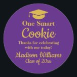 Adesivo Graduação Um Biscoito Inteligente Para Formando Fa<br><div class="desc">"to-go goodie" um biscoito inteligente, personalizado personalize seu segundo grau, universidade universitária personalizada 2024 2026, obrigado de celebração que você formando phd, comemore medicina médica de direito, classe médica de enfermagem de 2025, etiqueta personalizada de uni de partido, mestrados de graduação de adesivos de bolsa, doutorado de ouro roxo, solteiro...</div>