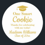 Adesivo Graduação Um Biscoito Inteligente Para Formando Fa<br><div class="desc">"to-go goodie" um biscoito inteligente, personalizado personalize seu segundo grau, universidade universitária personalizada 2024 2026, obrigado de celebração que você formando phd, comemore medicina médica de direito, classe médica de enfermagem de 2025, etiqueta personalizada de uni de partido, mestrados de graduação de adesivos de bolsa, doutorado de ouro branco de...</div>