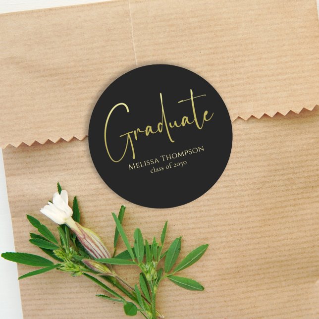 Adesivo Graduado Dourado Preto Simples Minimalista Grad (Gold and black graduation round sticker for modern party decor and personalized favors. 🎓✨)