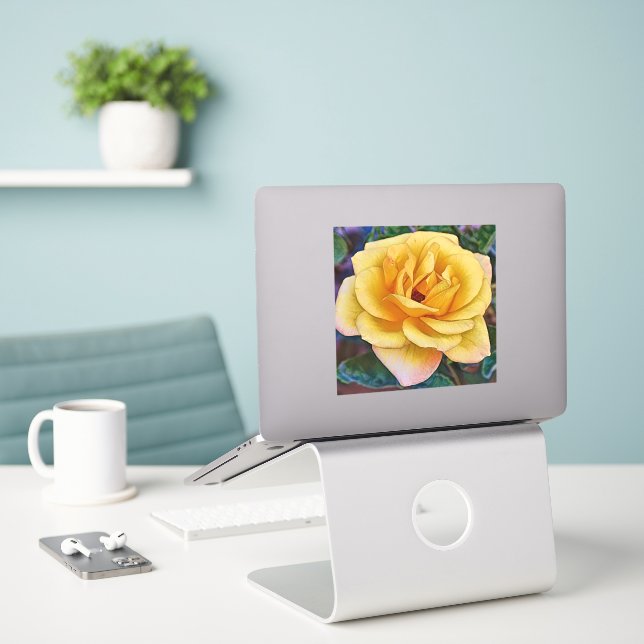 Adesivo Grande Arte Floral Flor de Rosa Amarela (Laptop na mesa)