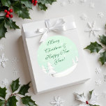 Adesivo Green Felry Christmas e Snowy Pines<br><div class="desc">Este charmoso adesivo apresenta uma design festiva que captura perfeitamente o espírito da estação,  mostrando pinheiros verdes e enxutos em neve. Não é apenas um adesivo; é um toque delicioso que adiciona um talento pessoal aos seus presentes.</div>