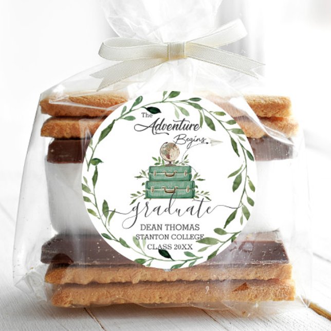 Adesivo Greenery Adventure Inicia Favor de Graduação de Vi (greenery stacked suitcases adventure begins graduation farewell party round sticker labels favors)