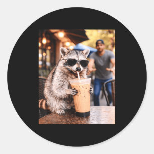 Adesivo Guaxinim bebendo café gelado, meme engraçado de an