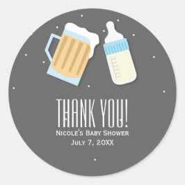 Adesivo Há um bebê fabricando canecas de cerveja Favor de 