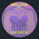Adesivo Hakuna Matata Felry Christmas Love Design.jpg<br><div class="desc">Hakuna Matata Feliz Design de Amor de Natal. Belo design de cor roxa com um coração azul maravilhoso e um brilho no fundo. Uma das mais recentes design Hakuna Matata nesta maravilhosa época de Natal e na maravilhosa estação maravilhosa. Compartilhe o amor do Natal com esta arte original Hakuna Matata...</div>