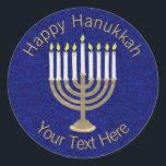 Adesivo Hanukkah Dourado Menorah em um rico fundo azul<br><div class="desc">Um clássico design de Hanukiah em ouro e branco em um fundo brilhante azul esparso apresenta espaço para seu fazer de texto personalizado este adesivo redondo como uma adição única para suas celebrações de Chanucá. Use esses adesivos Chanucá em envios, espalhe-se em um pacote de presentes ou coloque-os em bolsas...</div>