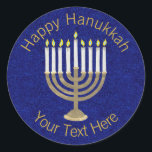 Adesivo Hanukkah Dourado Menorah em um rico fundo azul<br><div class="desc">Um clássico design de Hanukiah em ouro e branco em um fundo brilhante azul esparso apresenta espaço para seu fazer de texto personalizado este adesivo redondo como uma adição única para suas celebrações de Chanucá. Use esses adesivos Chanucá em envios, espalhe-se em um pacote de presentes ou coloque-os em bolsas...</div>
