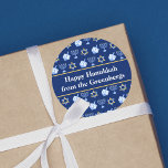 Adesivo Hanukkah Dreidel Menorah Padrão Blue Gift Personal<br><div class="desc">Belo adesivo de presente Chanucá em azul bonito com um padrão legal de estrela judaica,  sonho para diversão dos jogos Chanukah,  e a menorah judia para o feriado. Personalize com seu nome de sua família.</div>