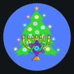 Adesivo Hanukkah e Natal<br><div class="desc">Natal e Chanucá sobre presentes para famílias inter-religiosas que celebram a alegria do Natal e a beleza de Chanukah. Apresentando a árvore e menorah do Natal com a estrela judia de David cercada por presentes de feriado em cartões de saudação, postagem, ideias de presentes e roupa para a família.</div>