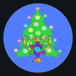 Adesivo Hanukkah e Natal<br><div class="desc">Natal e Chanucá sobre presentes para famílias inter-religiosas que celebram a alegria do Natal e a beleza de Chanukah. Apresentando a árvore e menorah do Natal com a estrela judia de David cercada por presentes de feriado em cartões de saudação,  postagem,  ideias de presentes e roupa para a família.</div>