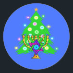 Adesivo Hanukkah e Natal<br><div class="desc">Natal e Chanucá sobre presentes para famílias inter-religiosas que celebram a alegria do Natal e a beleza de Chanukah. Apresentando a árvore e menorah do Natal com a estrela judia de David cercada por presentes de feriado em cartões de saudação,  postagem,  ideias de presentes e roupa para a família.</div>