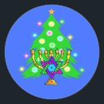 Adesivo Hanukkah e Natal<br><div class="desc">Natal e Chanucá sobre presentes para famílias inter-religiosas que celebram a alegria do Natal e a beleza de Chanukah. Apresentando a árvore e menorah do Natal com a estrela judia de David cercada por presentes de feriado em cartões de saudação,  postagem,  ideias de presentes e roupa para a família.</div>
