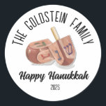 Adesivo Hanukkah Jewish Chanuka Personalizado Nome da Famí<br><div class="desc">Adicione um toque festivo às suas celebrações de Chanucá com nossos acessórios de nome personalizados! Apresentando lindos itens relacionados a Chanucá, como Menorah, Dreidel e Sufganiyote, isso é perfeito para abençoar seus amigos pelo Chanuka! O destaque? Um recurso personalizado de nome da família! Adicione seu nome de família ao design,...</div>