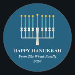 Adesivo Hanukkah Menorah em Azul Personalizado<br><div class="desc">Saudação simples de Hanukkah com uma ilustração clara de menorah em azul. Todo o texto pode ser personalizado para que você possa usar a ortografia de Chanucá preferida.</div>