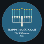 Adesivo Hanukkah Menorah em Azul Personalizado<br><div class="desc">Saudação simples de Hanukkah com uma ilustração clara de menorah em azul. Todo o texto pode ser personalizado para que você possa usar a ortografia de Chanucá preferida.</div>