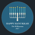 Adesivo Hanukkah Menorah em Azul Personalizado<br><div class="desc">Saudação simples de Hanukkah com uma ilustração clara de menorah em azul. Todo o texto pode ser personalizado para que você possa usar a ortografia de Chanucá preferida.</div>