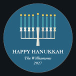 Adesivo Hanukkah Menorah em Azul Personalizado<br><div class="desc">Saudação simples de Hanukkah com uma ilustração clara de menorah em azul. Todo o texto pode ser personalizado para que você possa usar a ortografia de Chanucá preferida.</div>