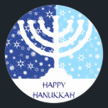 Adesivo Hanukkah Menorah Sticker<br><div class="desc">Uma menorah Hanukkah gráfica branca senta-se sobre um fundo azul de ventura neste adesivo. Dois tons de azul adicionam contraste aos flocos de neve e estrelas do fundo. Adicione sua própria mensagem personalizada de Chanucá por baixo e comece a colocar essa etiqueta em tudo! Disponível em postagens, cartões e outros...</div>