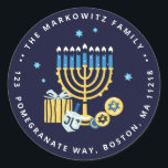 Adesivo Hanukkah Personalizou Menorah Dreidel Classic Roun<br><div class="desc">O nosso adesivo personalizado de endereçamento personalizado de Menorah Dreidel de Hanukkah inclui uma menorah e dreidel. Personalize com seu próprio nome e endereço para adicionar um toque festivo a todas as suas mensagens de feriado. Perguntas? Envie-nos uma mensagem de correio eletrônico para bestdressedbread@gmail.com</div>
