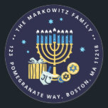 Adesivo Hanukkah Personalizou Menorah Dreidel Classic Roun<br><div class="desc">O nosso adesivo personalizado de endereçamento personalizado de Menorah Dreidel de Hanukkah inclui uma menorah e dreidel. Personalize com seu próprio nome e endereço para adicionar um toque festivo a todas as suas mensagens de feriado. Perguntas? Envie-nos uma mensagem de correio eletrônico para bestdressedbread@gmail.com</div>