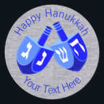 Adesivo Hanukkah Sonha Com Design Azul De Crianças Cheias<br><div class="desc">Use estes adesivos Hanukkah divertidos como favoritos para festas, para vestir um pacote de presentes, para selar envelopes ou qualquer outra coisa que seu eu faça. O design duplo de Dreidel em branco e azul brilhante é o meu trabalho artístico original, de modo que estes adesivos de Chanukah são um...</div>