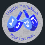 Adesivo Hanukkah Sonha Com Design Azul De Crianças Cheias<br><div class="desc">Use estes adesivos Hanukkah divertidos como favoritos para festas, para vestir um pacote de presentes, para selar envelopes ou qualquer outra coisa que seu eu faça. O design duplo de Dreidel em branco e azul brilhante é o meu trabalho artístico original, de modo que estes adesivos de Chanukah são um...</div>