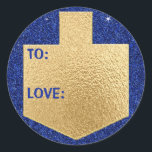 Adesivo Hanukkah Stickers (1 1/2"/3") "Personalizar o Drei<br><div class="desc">Chanucá/adesivos Holiday, "Personalize o Ouro Dreidel" Escolha entre adesivos de 1 1/2" e 3". Personalize eliminando e substituindo, "Para: Amor" pela sua própria mensagem. Escolha seu tamanho de fonte, estilo e cor favoritos. Obrigados para parar e comprar! Seu negócio é muito apreciado! Feliz Hanukkah! Forma: adesivo redondo clássico Faça o...</div>