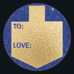 Adesivo Hanukkah Stickers (1 1/2"/3") "Personalizar o Drei<br><div class="desc">Chanucá/adesivos Holiday, "Personalize o Ouro Dreidel" Escolha entre adesivos de 1 1/2" e 3". Personalize eliminando e substituindo, "Para: Amor" pela sua própria mensagem. Escolha seu tamanho de fonte, estilo e cor favoritos. Obrigados para parar e comprar! Seu negócio é muito apreciado! Feliz Hanukkah! Forma: adesivo redondo clássico Faça o...</div>