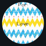 Adesivo Hanukkah Stickers (1 1/2" ou 3") "Chevron Menorah"<br><div class="desc">Etiquetas de Hanukkah, "Chevron Menorah." Personalize alterando o tamanho, estilo, cor e texto da fonte. Tantos usos: De e para os adesivos de presentes, Obrigado aos adesivos nas bolsas de tratamento, Tópicos de Bolo (colar no estojo pesado, colar na ponta do dente da fita na parte traseira do estoque de...</div>
