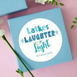 Adesivo Hanukkah trava risos tipografia moderna e leve<br><div class="desc">"Latkes, riso e luz." A tipografia divertida e caprichosa, feita à mão, em azul empoeirado, turquesa e chalé sobre fundo branco, ajuda-o a lançar em Chanucá. Sinta o calor e a alegria da temporada de festas sempre que você usa este assombroso, colorido, personalizado, adesivo Hanukkah. Sua escolha de forma quadrada...</div>
