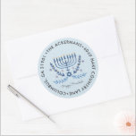Adesivo Happy Hanukkah | Menorah Lights Return Address<br><div class="desc">Comemore o Festival das Luzes este ano com adesivos personalizados únicos de endereço de retorno de Chanucá. Adicione seu texto personalizado a este design usando as caixas "Editar este modelo design" no lado direito do item, ou clique no botão azul "Personalizar" para organizar o texto, alterar as fontes e cores...</div>