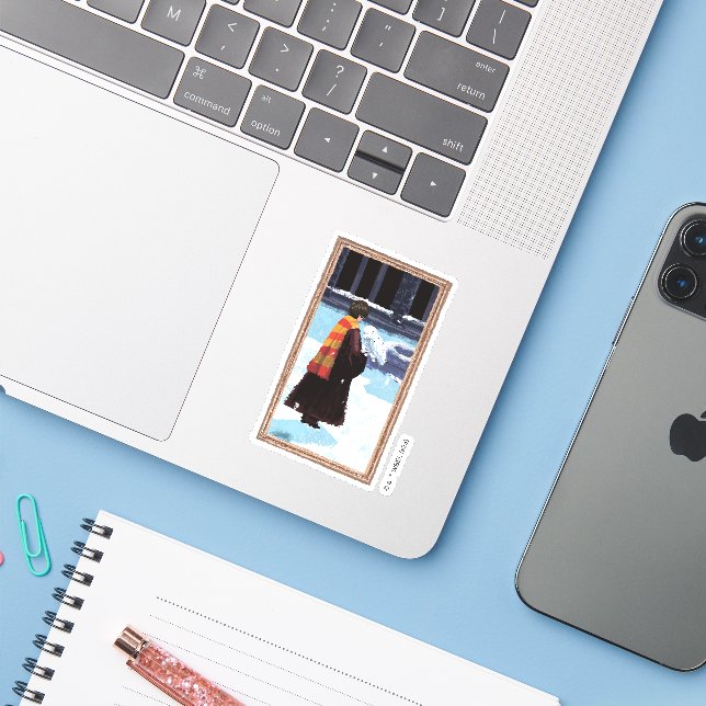 Adesivo HARRY POTTER™ e Hedwig no pátio HOGWARTS™ (Notebook com iPhone)