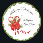 Adesivo Holly Berries Christmas e Candy Canes<br><div class="desc">Bela e elegante Amoras Holly moldadas design com canas doces embrulhadas em uma fita vermelha e um galho de pínus atrás. Um roteiro de caligrafia totalmente personalizável Feliz Natal e Feliz ano novo. Personalize alterando o texto ou clique em personalizar para adicionar seu próprio toque. Feliz Feriados!</div>
