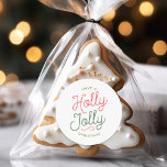 Adesivo Holly Jolly Christmas<br><div class="desc">Esta coleção de produtos apresenta um design de tipografia festiva de Natal que diz "Tenha um Natal Holly Jolly" em cores festivas e inspiradas retroativamente no Natal. A letra moderna do roteiro adiciona um toque divertido e na moda, enquanto as cores vermelha e verde evocam o grito clássico do feriado....</div>