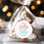 Adesivo Holly Jolly Christmas<br><div class="desc">Esta coleção de produtos apresenta um design de tipografia de feriado alegre com a frase "Tenha um Natal Holly Jolly" em cores brilhantes e chamativas e uma fonte moderna de escrita. As letras divertidas e as matizes vibrantes trazem uma alegre e contemporânea reviravolta para o decoro e presentes, fazer-o perfeito...</div>