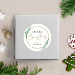 Adesivo Holly Wreath Christmas Label Dourado Greenery<br><div class="desc">Personalize sua embalagem de férias e embrulho de presente com uma coroa furada personalizada. Esta etiqueta de Natal verde inclui uma coroa dourada com folhas verdes e letra elegante,  com espaço para o seu nome ou sobrenome familiar. O toque perfeito para os presentes de Natal.</div>