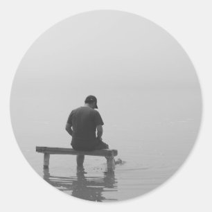 Adesivo Homem Triste e Solitário Contemplando a Vida
