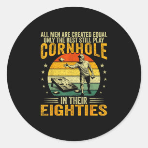 Adesivo Homens velhos jogam cornhole nos anos 80 divertido