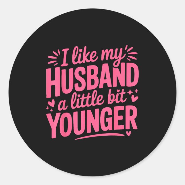 Adesivo I Like My Husband A Little Bit Younger Funny Nk Gr (Frente)