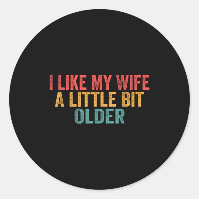 Adesivo I Like My Wife A Little Bit Older Retro Funny Sayi (Frente)