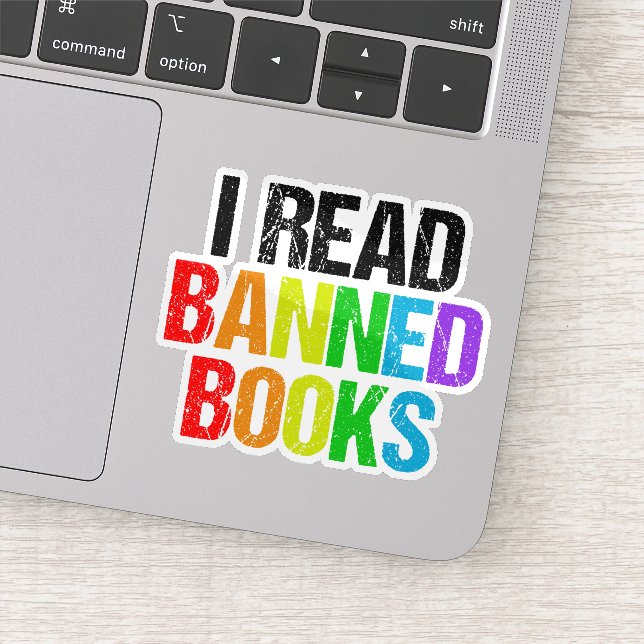 Adesivo I Read Banned Books Rainbow Laptop (Detalhe)