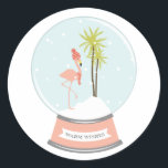 Adesivo Ilha Tropical Flamingo Christmas - Rosa<br><div class="desc">Um adesivo de inverno/Natal com ilustração de um globo de neve de flamingo dentro a rosa. Flamingo está vestindo um cachecol listrado vermelho e um chapéu enquanto tocados em uma ilha coberta de neve com duas palmeiras. A base cor-de-rosa diz,  "WARM WISHES."</div>