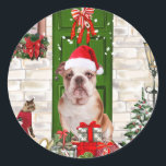 Adesivo Inglês Buldogue Christmas<br><div class="desc">O Natal do Bulldog Inglês sentado do lado de fora da casa decorada com coroa de Natal,  a árvore de Natal é uma ideia perfeita de presente de Natal para amantes de cães.</div>