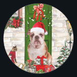 Adesivo Inglês Buldogue Christmas<br><div class="desc">O Natal do Bulldog Inglês sentado do lado de fora da casa decorada com coroa de Natal,  a árvore de Natal é uma ideia perfeita de presente de Natal para amantes de cães.</div>