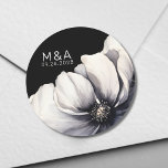 Adesivo Iniciais de Monograma Moderno Casamento Negro Flor<br><div class="desc">Design de casamento bonito e moderno de preto e flor branca. Um olhar clássico, mas caprichoso, com flores negras, cinzas e creme coloridas, com fontes brancas e letras modernas. Edite todo o texto para suas próprias informações. Você pode até mudar a cor de fundo para qualquer coisa que quiser! Eu...</div>