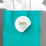 Adesivo Inseto de Amor, Bandeja do Bandeja do Partido Favo<br><div class="desc">Um giro bonito no saco de permutas, este adesivo de saco STAG apresenta uma ilustração fofinha de lovebusto de besouro! Isso faz com que o festeiro favorito perfeito para o seu inseto tenha festa de aniversário temática! Basta encher suas bolsas de presentes com uma divertida viagem, como doces, brinquedos de...</div>