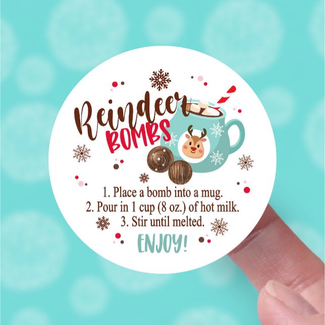 Adesivo Instruções para a bomba de cacau quente de Reindee (mockup of reindeer hot cocoa bomb serving instructions round sticker)