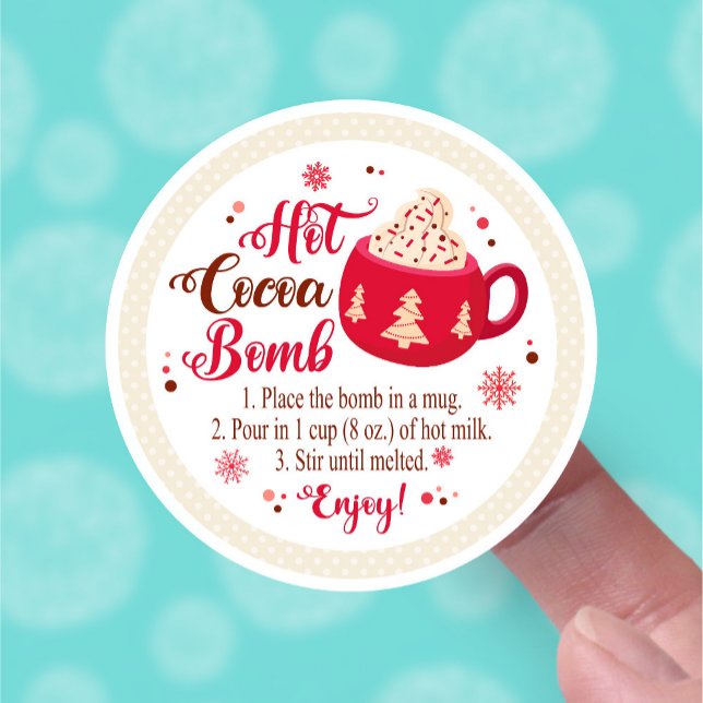 Adesivo Instruções para o serviço de bombagem de cacau que (mockup of beige and red hot cocoa bomb round sticker)