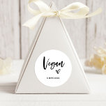Adesivo Item Vegan | Script Casual Moderno e Favor do Cora<br><div class="desc">Esta simples e na moda é perfeita para o seu casamento moderno! Trendy, escrita casual preto e branco diz "vegan", junto com um coração elegante. Há um ponto a acrescentar ao tipo de tratamento de vegan que é, pelo que os seus convidados com preferências alimentares ou intolerâncias não serão esquecidos!...</div>