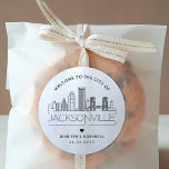 Adesivo Jacksonville Skyline | Mensagem de boas-vindas do<br><div class="desc">Melhore seus pacotes de boas-vindas do casamento ou favoritos para festas de eventos com um conjunto personalizado de adesivos de boas-vindas! Estes elegantes e mínimos autocolantes são talhados para um casamento que acontece na bela cidade de Jacksonville. Eles apresentam um horizonte moderno de deco com o nome da cidade integrada...</div>